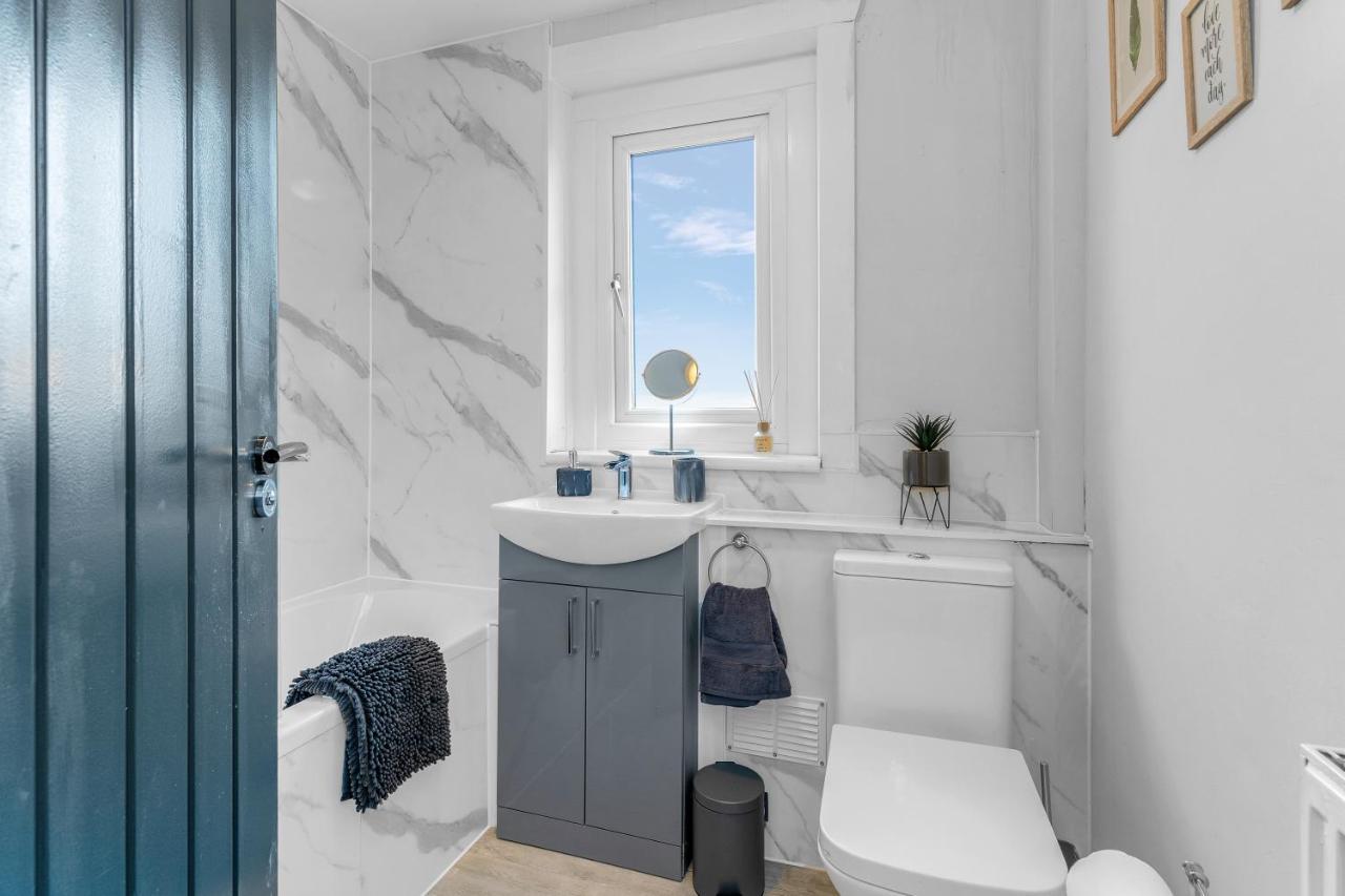Modern & Spacious 2 Bedroom House - Free Parking - Front & Back Garden - Private Main Door Entrance Edimburgo Exterior foto