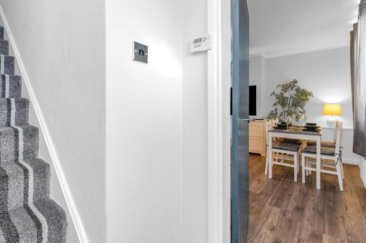 Modern & Spacious 2 Bedroom House - Free Parking - Front & Back Garden - Private Main Door Entrance Edimburgo Exterior foto