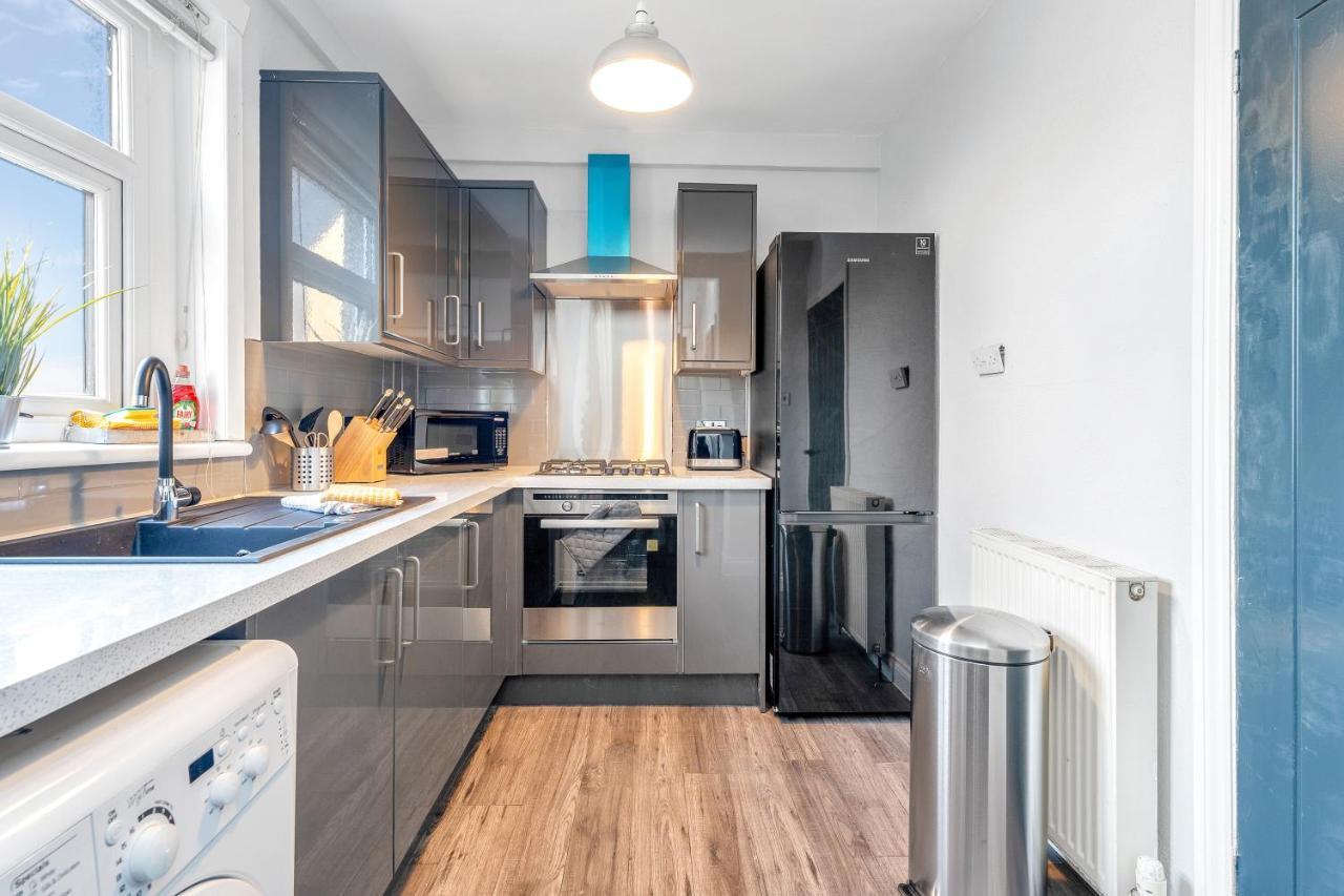 Modern & Spacious 2 Bedroom House - Free Parking - Front & Back Garden - Private Main Door Entrance Edimburgo Exterior foto