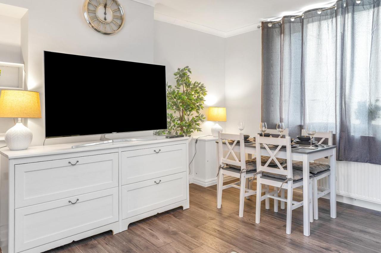 Modern & Spacious 2 Bedroom House - Free Parking - Front & Back Garden - Private Main Door Entrance Edimburgo Exterior foto